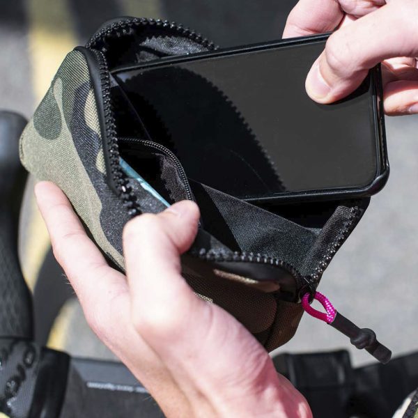MUC-OFF ESTUCHE PARA ARTICULOS ESENCIALES – CAMUFLAGE