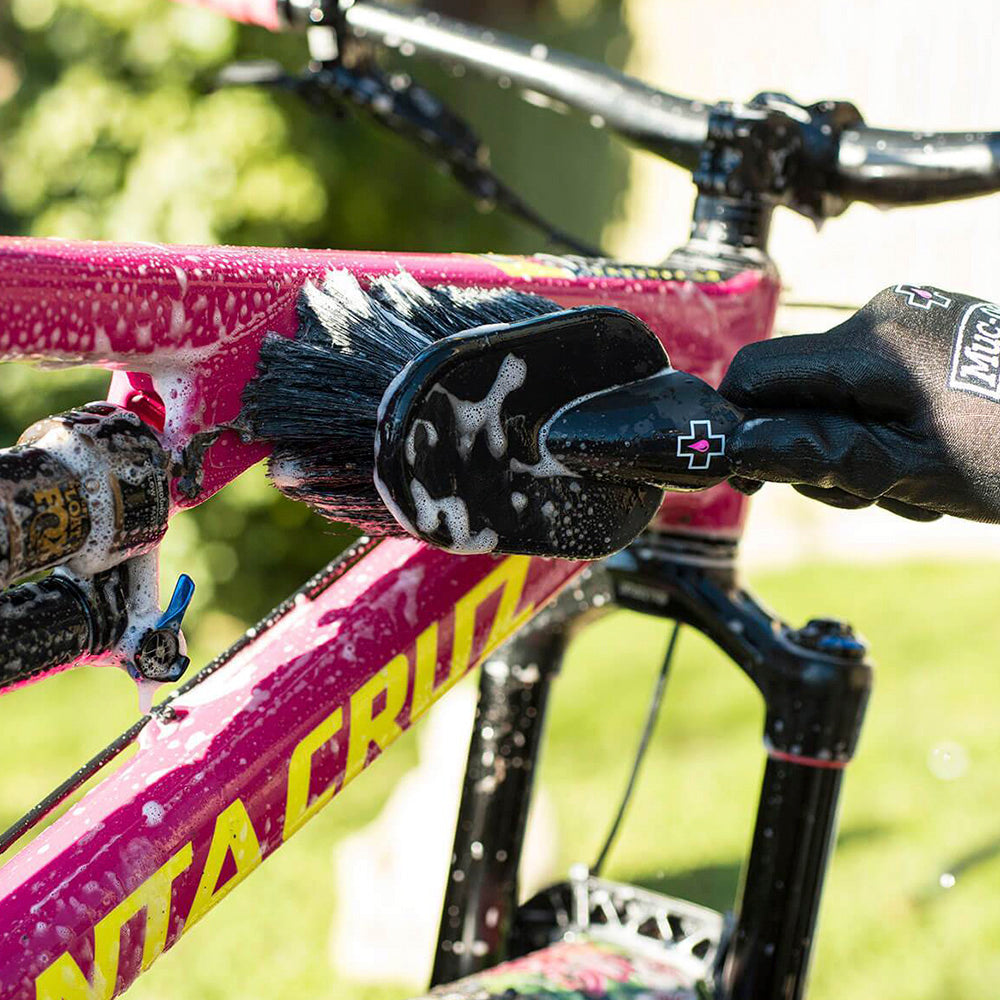 MUC-OFF CEPILLO SUAVE PARA LAVADO