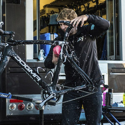 MUC-OFF KIT DE LIMPIEZA DE BICICLETA 8 EN 1